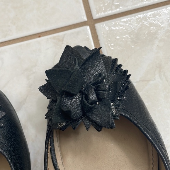 Kenneth Cole Reaction Black leather Demi Wedge with Floral appliqué brooch - Picture 5 of 11